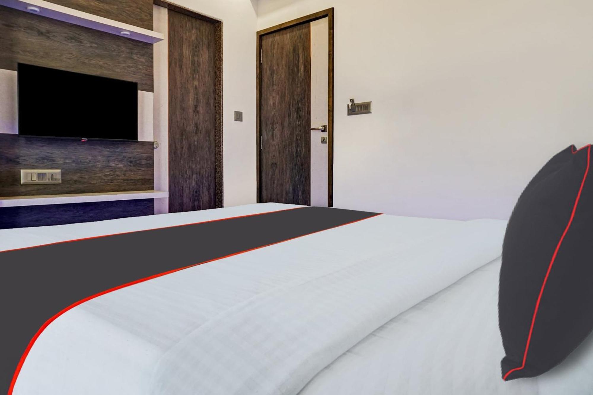 Hotel Super Townhouse Poona Royal Pimpri-Chinchwad Esterno foto